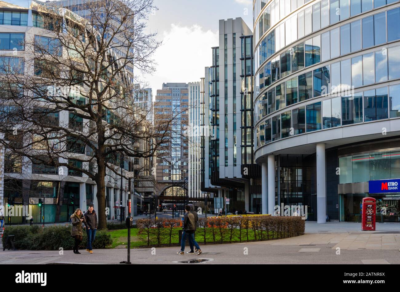 Edifici moderni con molti vetri riflettenti nel centro di Londra, Regno Unito Foto Stock