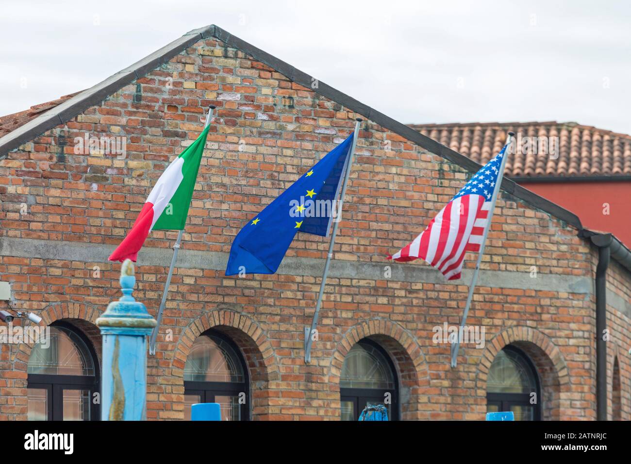 Stati Uniti e UE bandiere italiane in edificio di mattoni Foto Stock