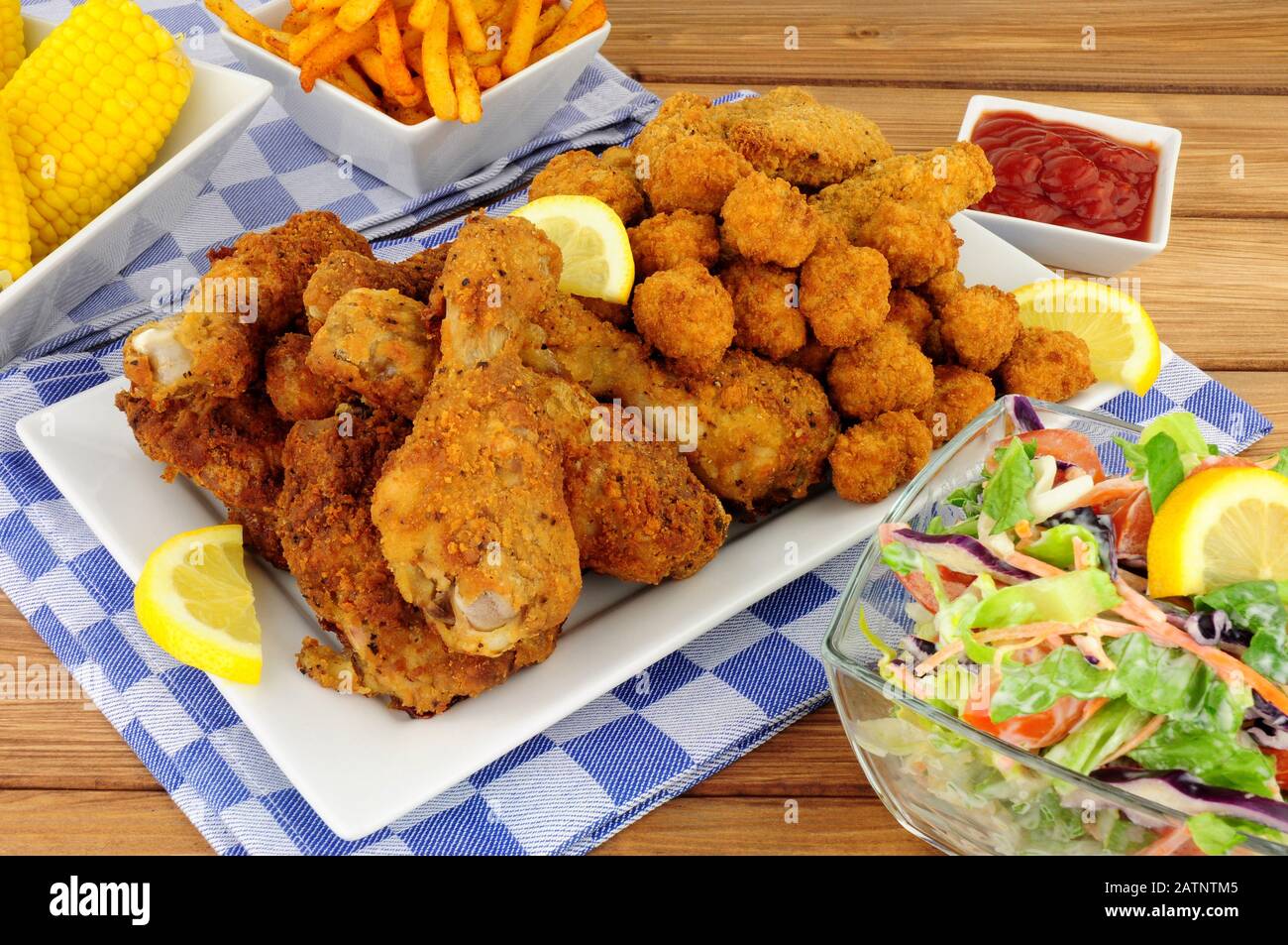 Collezione di prodotti di pollo fritto del Sud con mais dolce e insalata Foto Stock