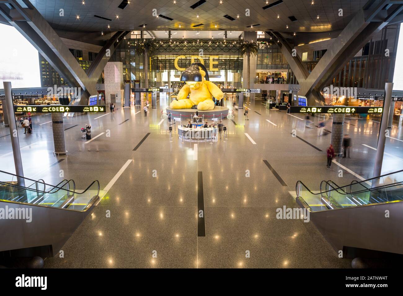 Doha, Qatar, Emirati Arabi Uniti - 5 Aprile 2017: AlL'Interno Dell'Aeroporto Internazionale Di Hamad A Doha, Qatar. Hub principale di Qatar Airways. Foto Stock