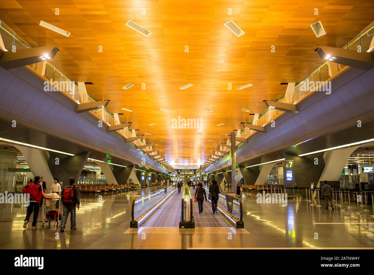 Doha, Qatar, Emirati Arabi Uniti - 5 Aprile 2017: AlL'Interno Dell'Aeroporto Internazionale Di Hamad A Doha, Qatar. Hub principale di Qatar Airways. Foto Stock