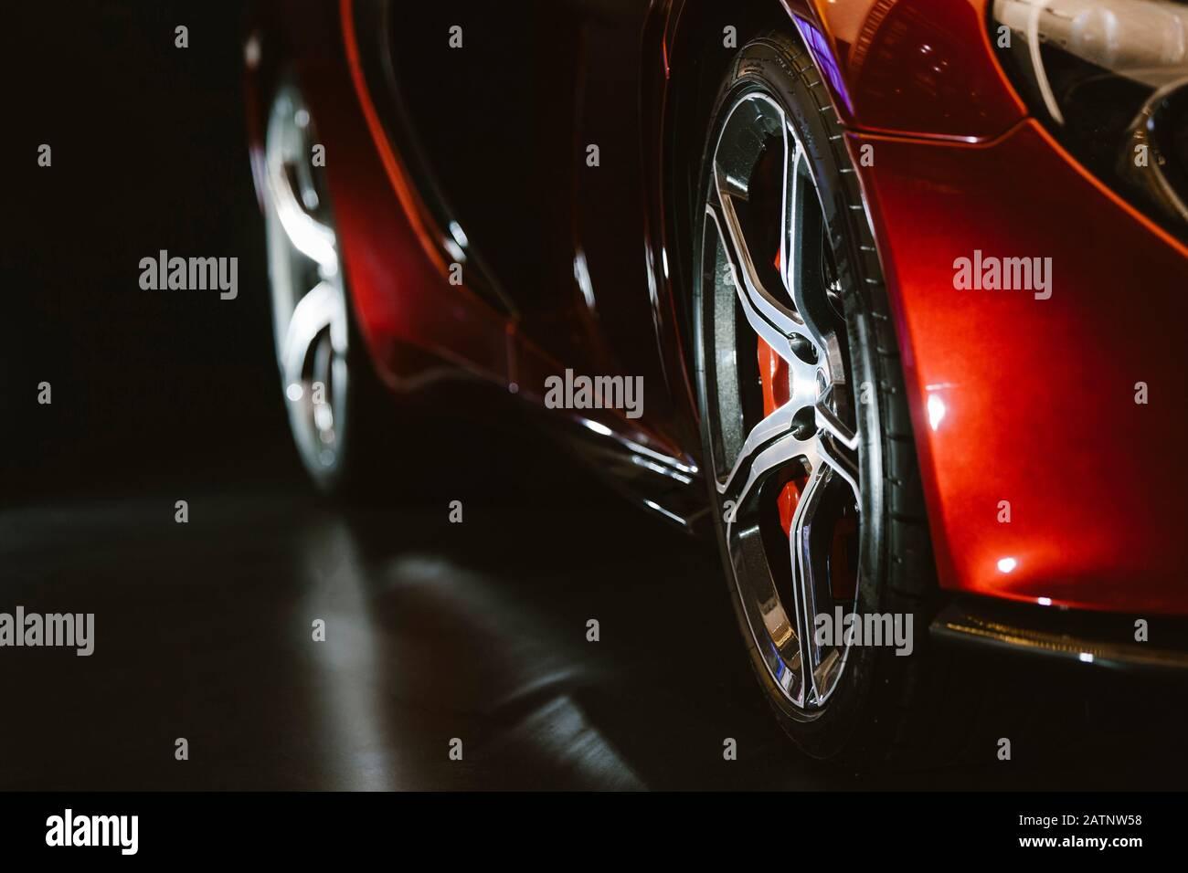 Vicino a bellissimi e moderni supercar con illuminazione drammatica Foto Stock