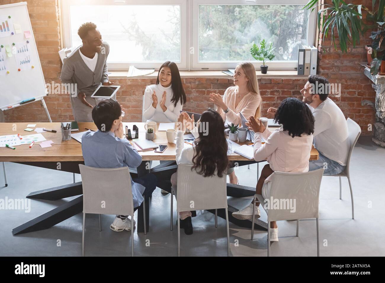 Black Guy con tablet digitale Foto Stock