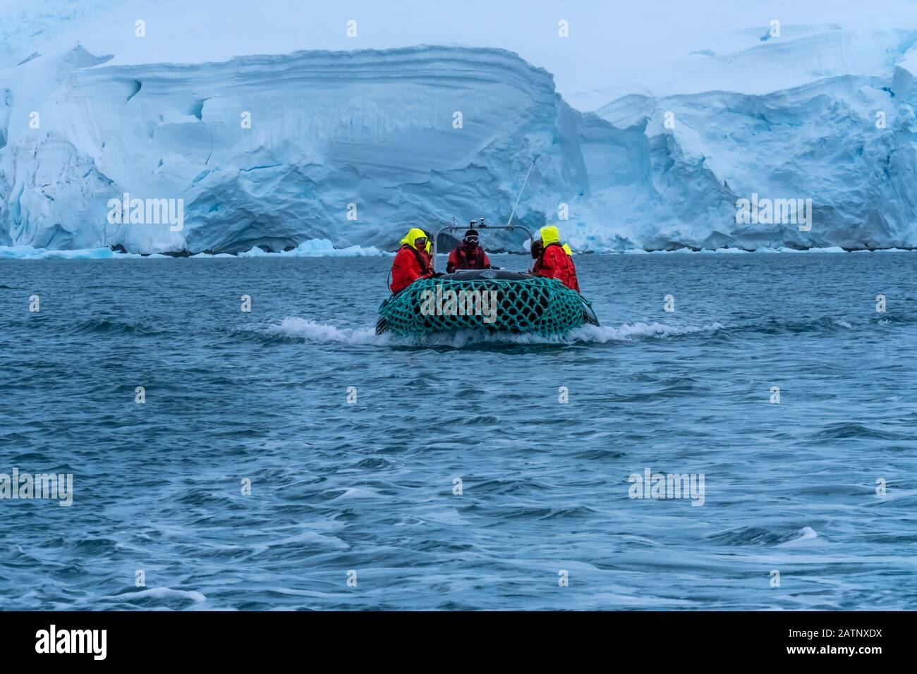 Spedizioni di atterraggio e crociera con gommoni (zodiacs) nella Penisola Antartica, Antartide Foto Stock