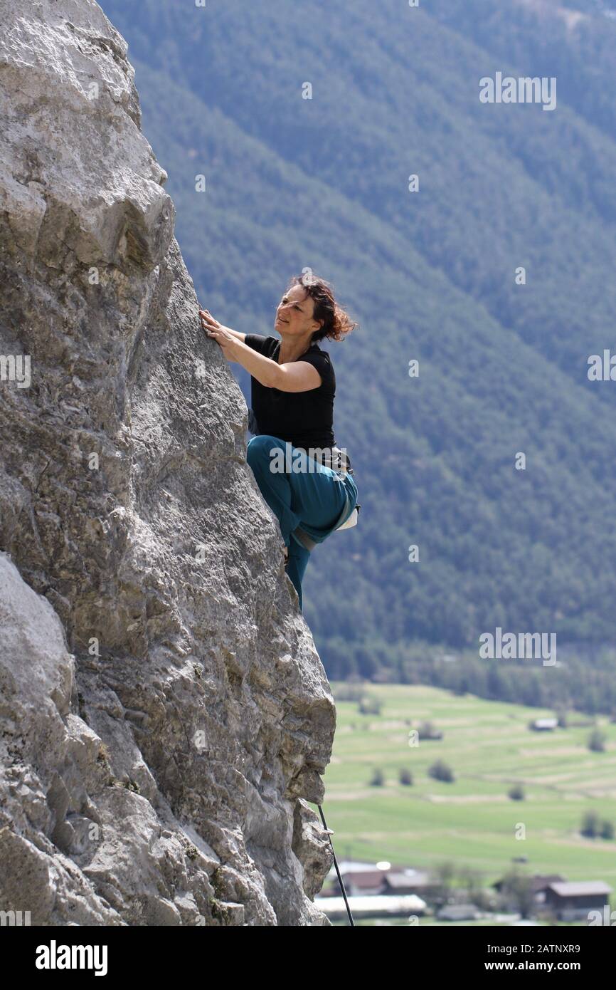 Una donna sale sopra il piccolo villaggio tirolese Nassereith Foto Stock