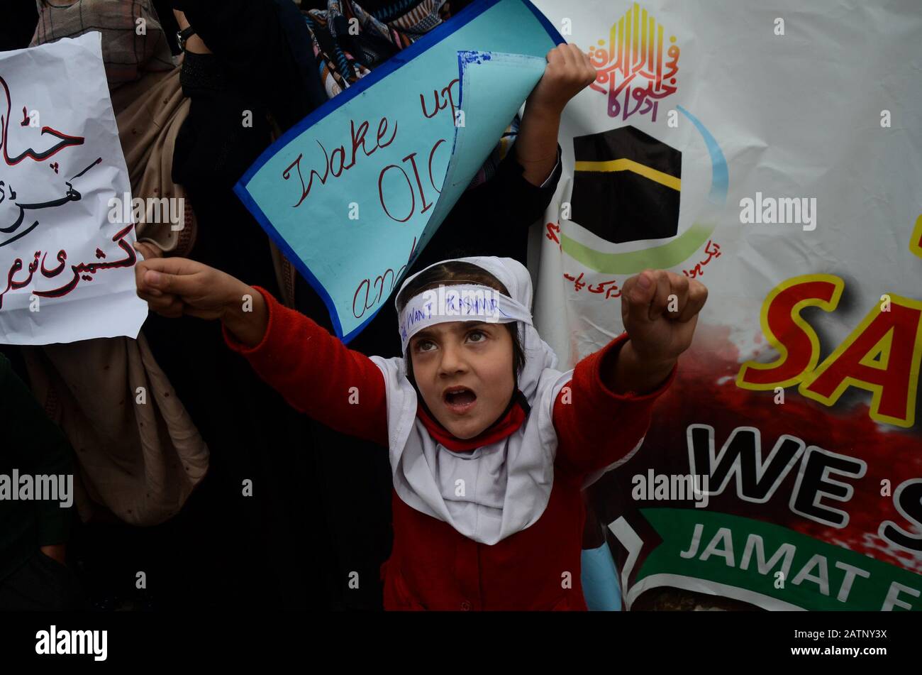 4 Febbraio 2020: Nowshera, Pakistan. 04 Febbraio 2020. Donne e bambini partecipano a una manifestazione di solidarietà con il popolo del Kashmir alla vigilia della Giornata del Kashmir, al di fuori del Club della Stampa di Nowshera. La solidarietà del Kashmir DayÂ è aÂ nazionale holidayÂ inÂ PakistanÂ per esprimere il sostegno e l'unità del Pakistan con la popolazione del Kashmir amministrata dall'India, e per rispettare il Kashmir che è morto nella loro lotta per l'indipendenza. Lo Stato indiano di Jammu e Kashmir è stato sottoposto a severe restrizioni dopo la mossa del governo indiano il 5 agosto dello scorso anno per eliminare la stat speciale del paese Foto Stock