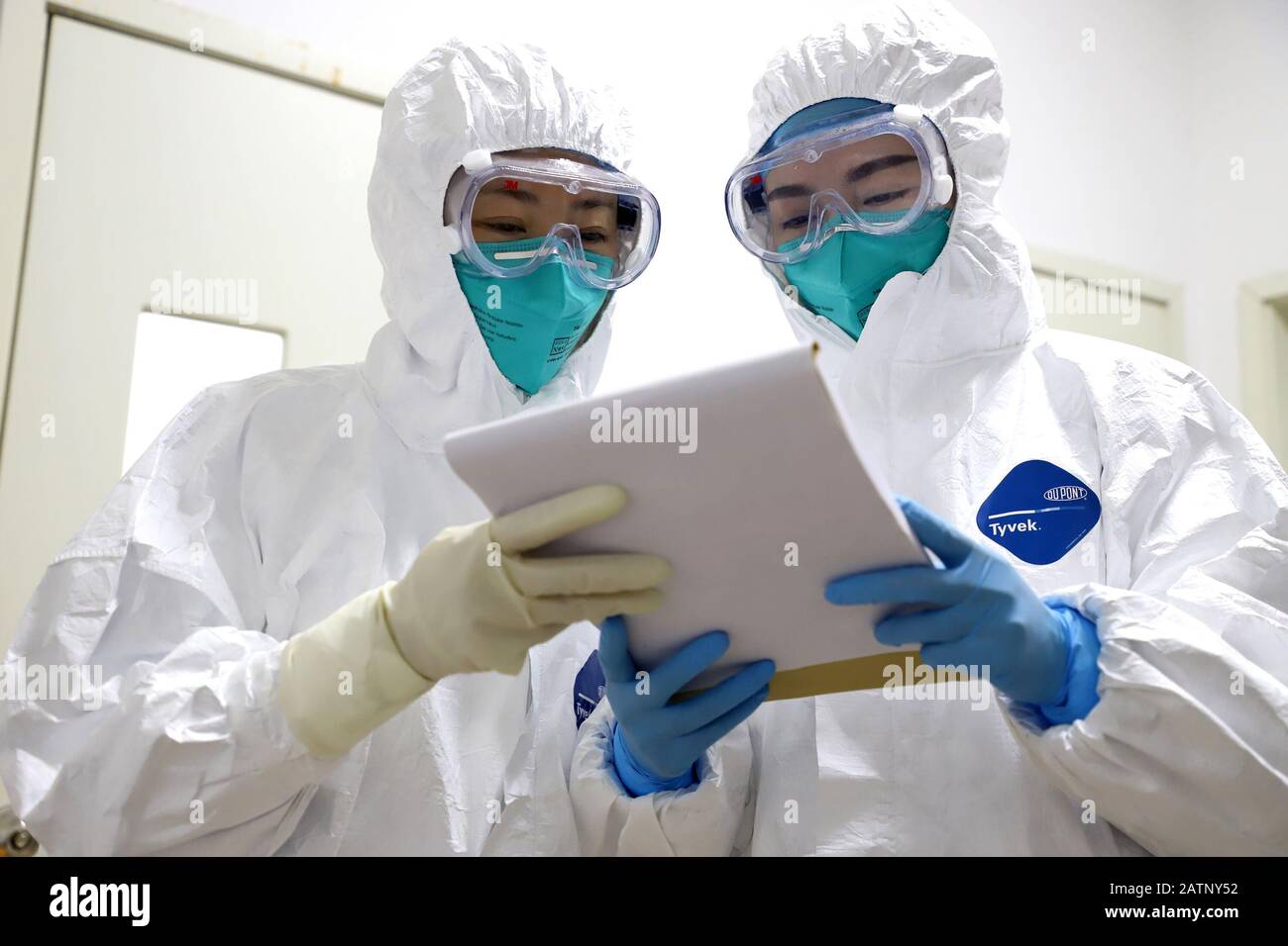 I medici cinesi che indossano indumenti protettivi per la prevenzione del nuovo coronavirus e polmonite parlano all'Ospedale delle Forze di polizia armate di Leshan Cit Foto Stock