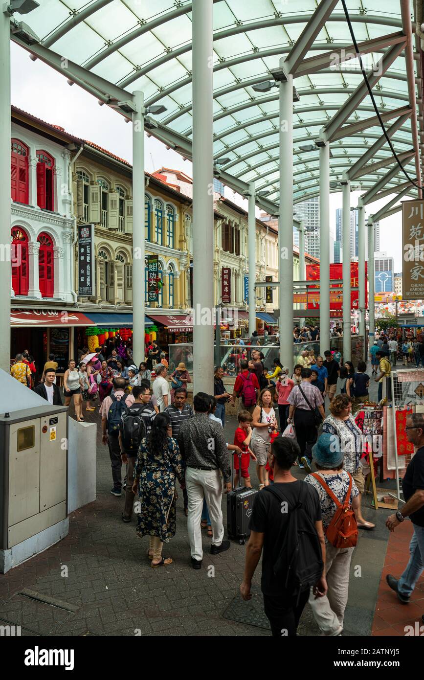 Singapore. Gennaio 2020. La folla di venditori si blocca nel mercato di Chinatown Street Foto Stock