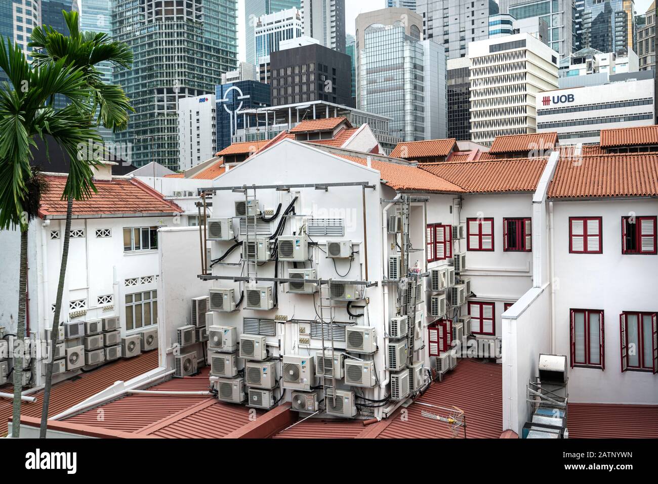 Singapore. Gennaio 2020. Una vista dei sistemi di aria condizionata sulle case con i grattacieli sullo sfondo dal parco di Ann Siang Hill Foto Stock