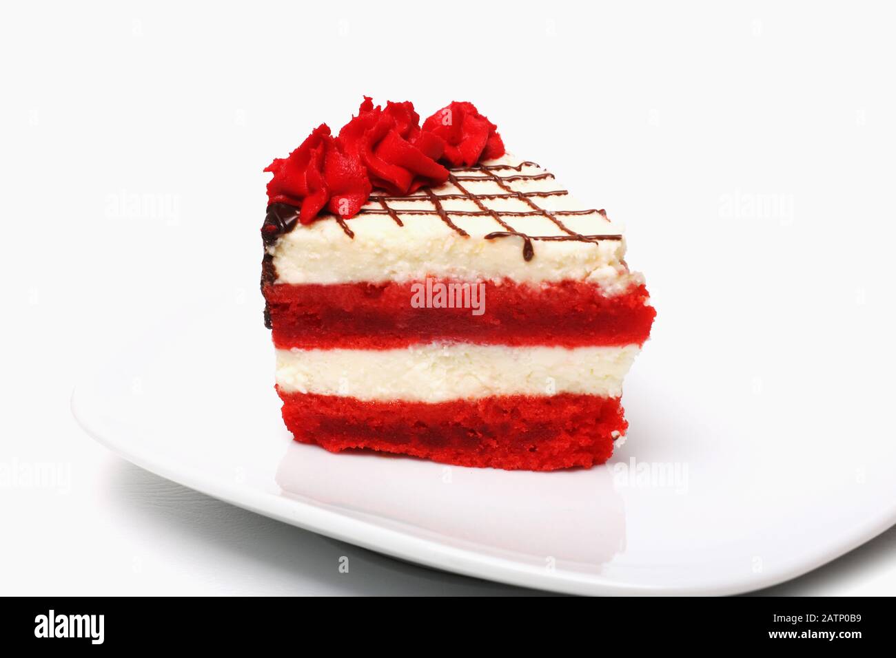 Un pezzo di torta di ciliegia su un piatto su uno sfondo bianco Foto Stock