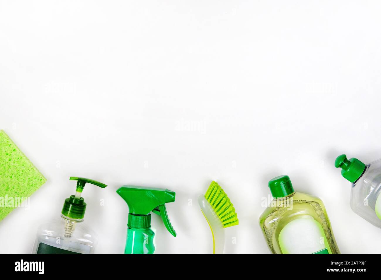 Detergenti in bottiglie di plastica verdi per pulizie. Сleaning accessori.  Vista dall'alto dei materiali di consumo per la pulizia su sfondo bianco.  Primo piano Foto stock - Alamy