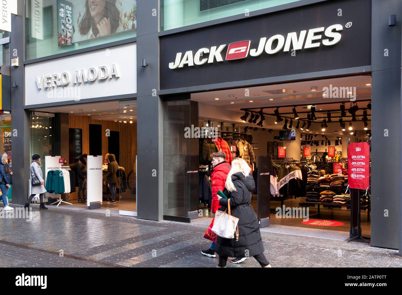 Vero e Jack & Jones negozi sulla strada dello shopping Hohe Strasse, Colonia, Germania. Vero Moda und Jack Laeden auf der Einkaufsstrasse ho Foto stock - Alamy