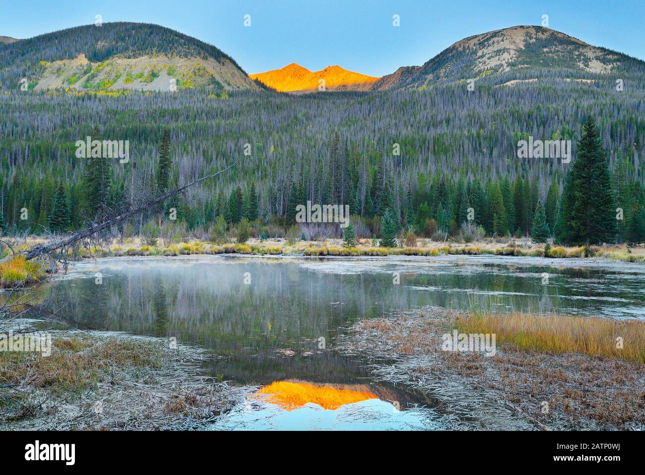 Alba, Beaver Ponds, Kawuneeche Valley, Rocky Mountain National Park, Estes Park, Colorado, Stati Uniti Foto Stock