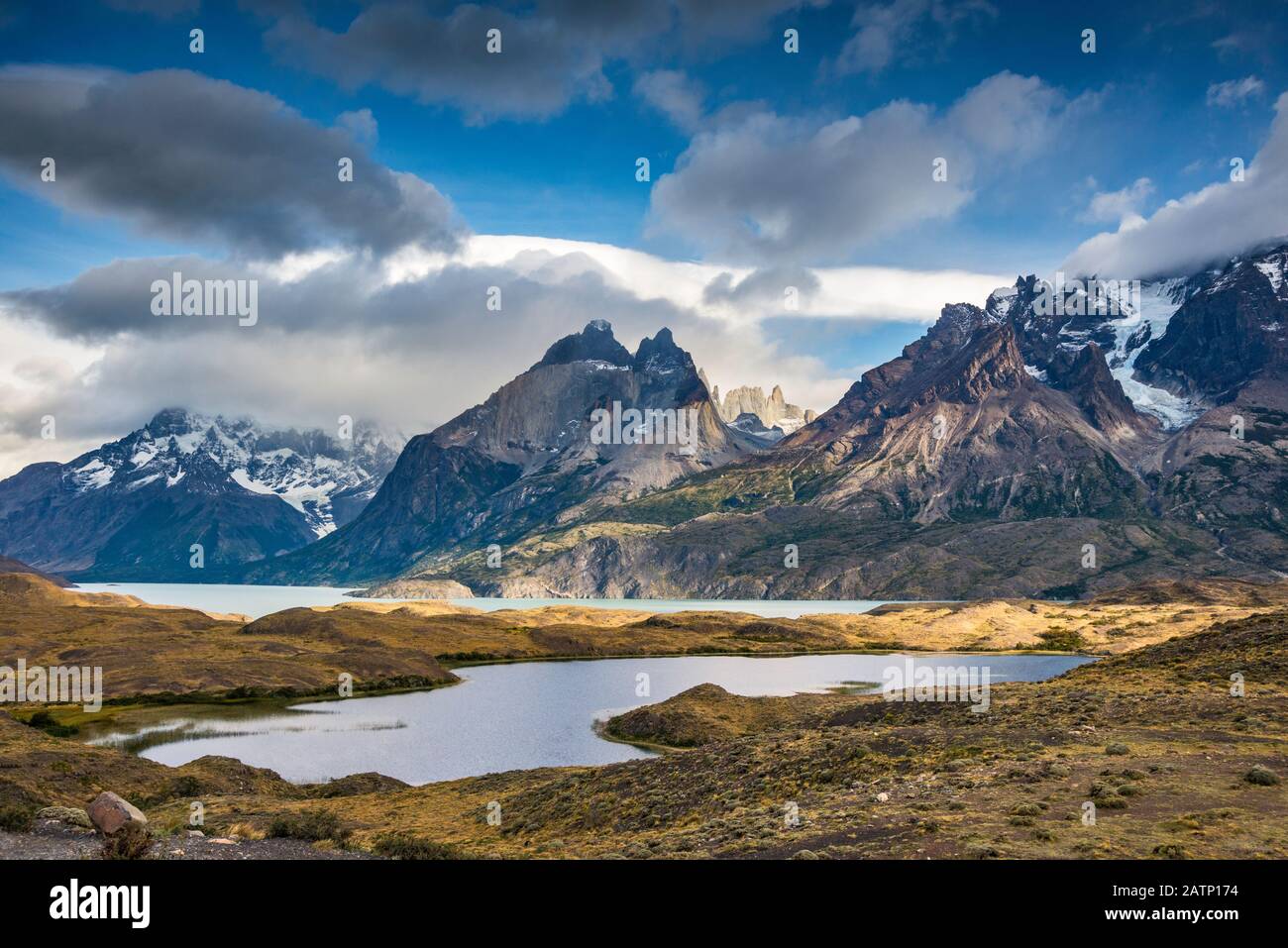 Cuernos del Paine, Monte Almirante Nieto, torre centrale a lunga distanza, Lago Nordenskjold, Parco Nazionale Torres del Paine, Patagonia, Cile Foto Stock