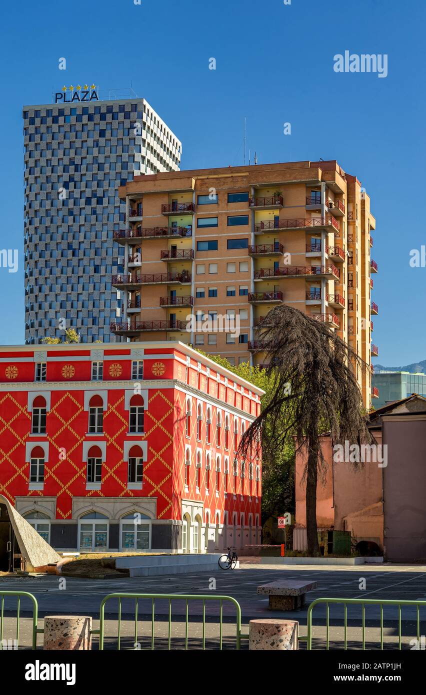 L'edificio governativo del Ministero dello sviluppo urbano e del turismo, un edificio residenziale, e il Plaza Hotel vicino a piazza Skanderbeg, Tirana. Foto Stock