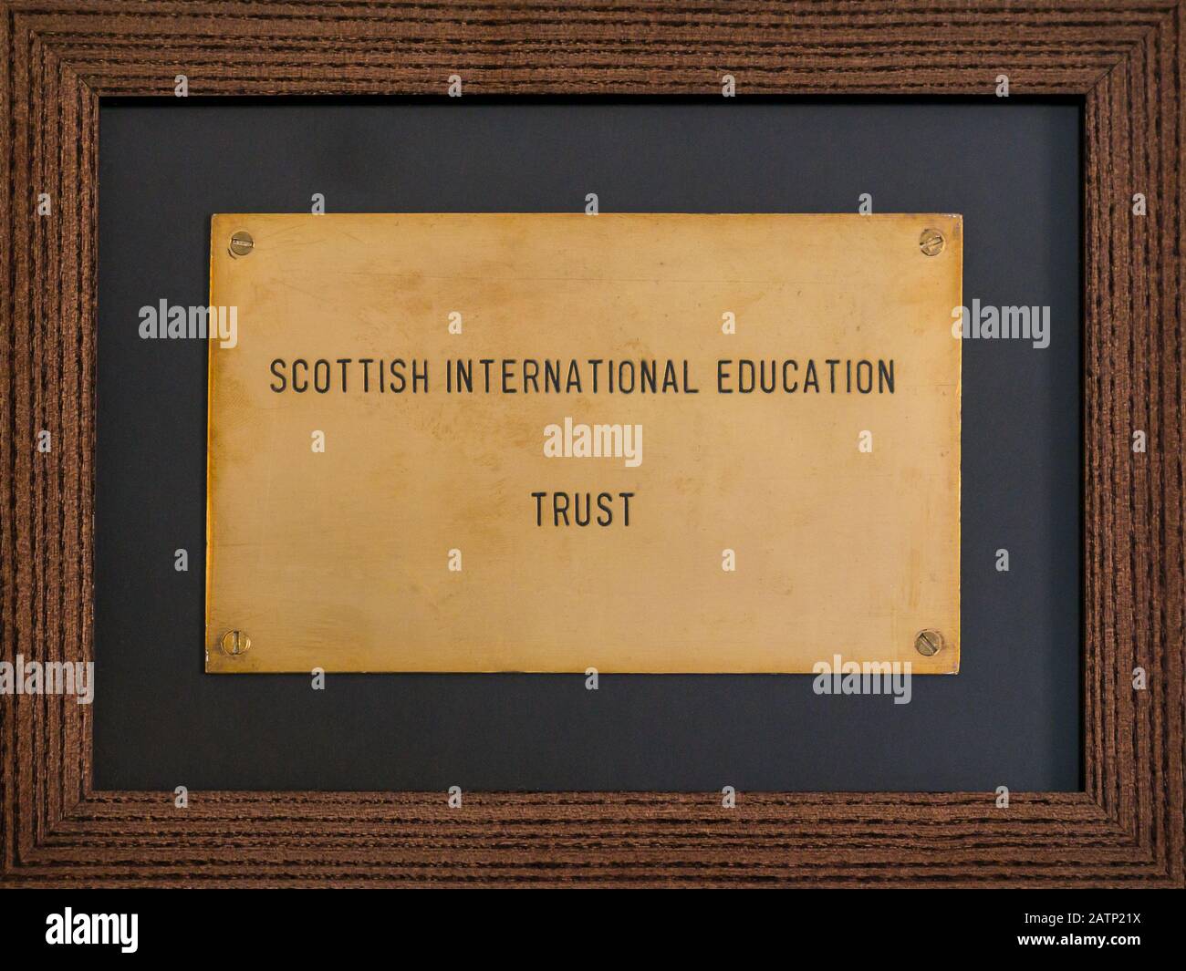Incorniciata piastra porta di ottone della Scottish International Education Trust (SIET fondata da Sean Connery & Jackie Stewart) ufficio, Edimburgo, Scozia, Regno Unito Foto Stock