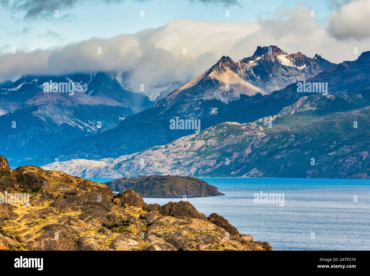 Catena montuosa delle Ande meridionali sul Lago General Carrera, vista dalla strada di ghiaia Paso las Llaves dal Cile Chico a Puerto Bertrand, Patagonia, Cile Foto Stock