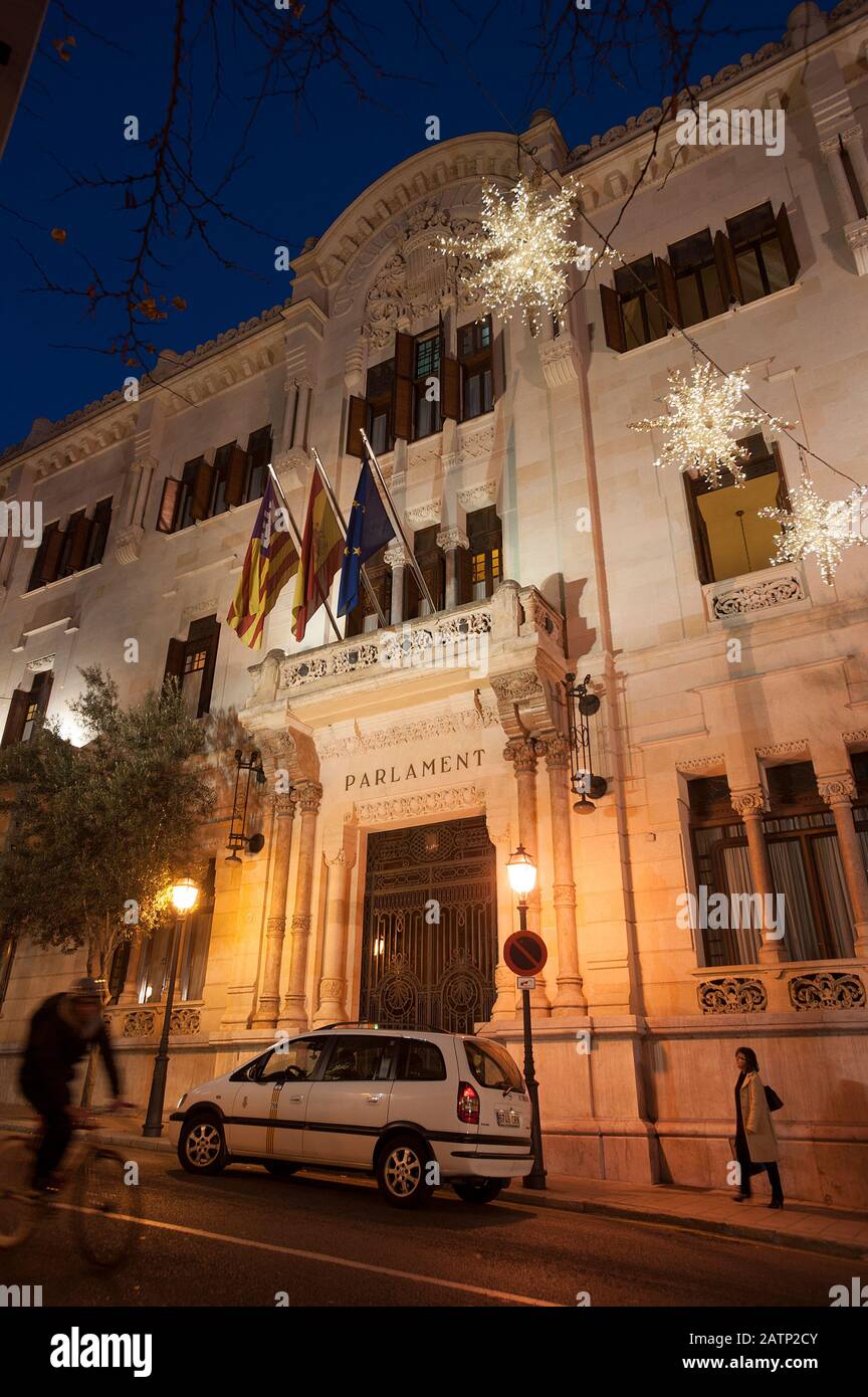 Palazzo del Parlamento di notte con luci di Natale, Palma, Maiorca, Baleari, Spagna Foto Stock