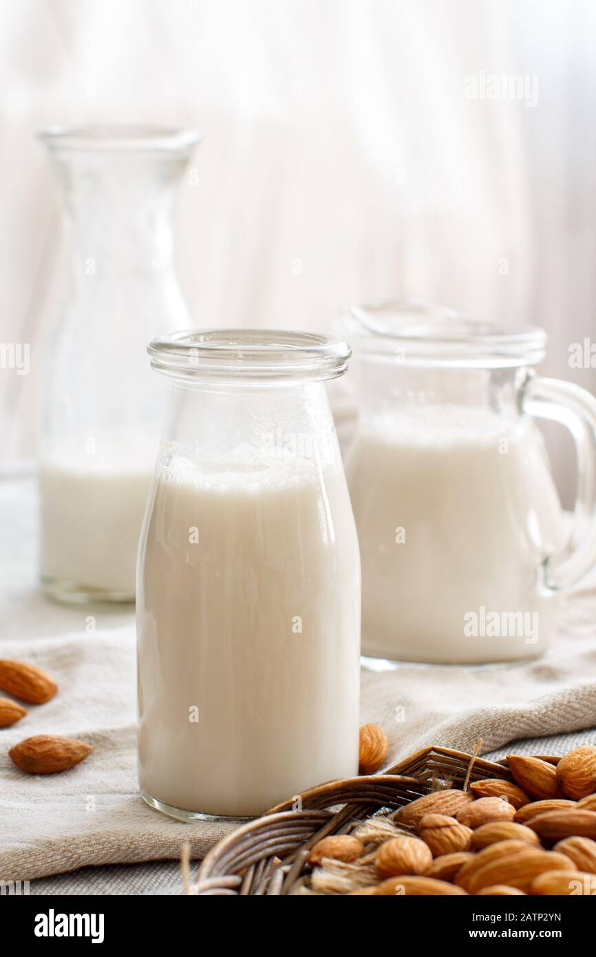 Latte di mandorle vegane, latte alternativo non caseario in una bottiglia da chiudere Foto Stock