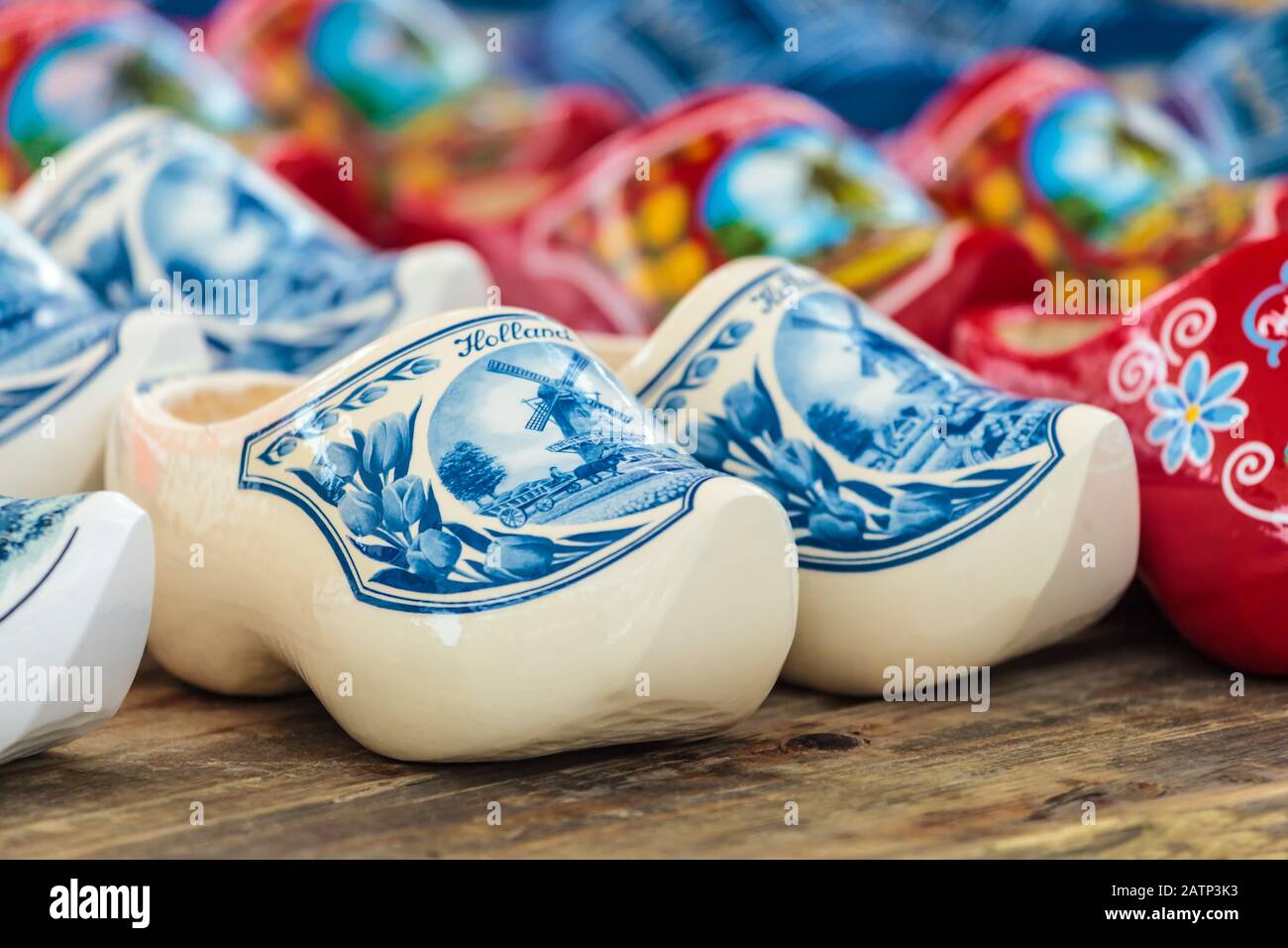 Zoccoli di legno di stile diverso per la vendita in un mercato turistico olandese Foto Stock