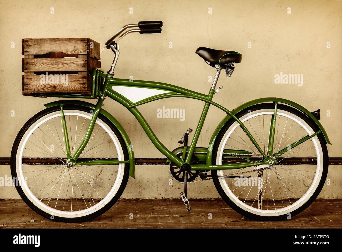 Immagine di seppia in stile retrò di una bicicletta da spiaggia vintage Cruiser con cassa di legno Foto Stock