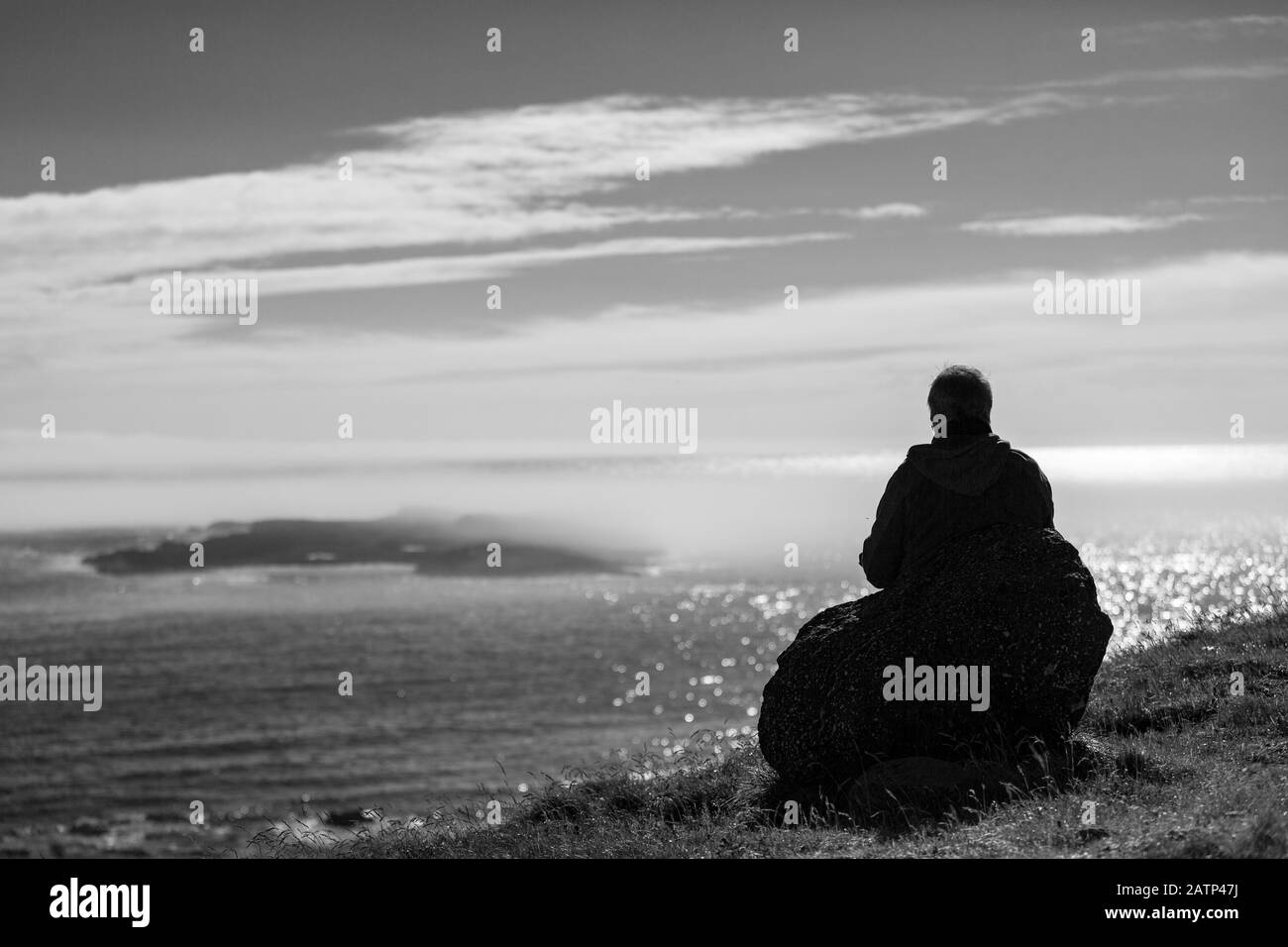 Uomo che guarda al mare Foto e Immagini Stock in Bianco e Nero - Alamy