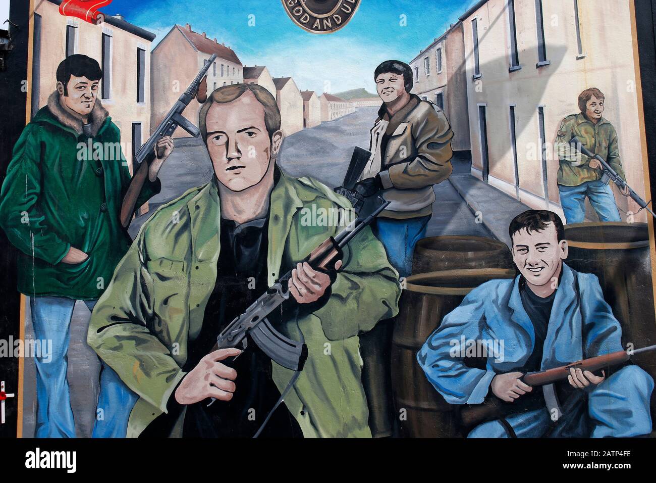 Wandbild/ murale, das an den Buergerkrieg erinnert und eine Miliz mit dem Namen "UVF, Ulster volontari" ehrt, im protestantischen Teil Belfasts, gambo Foto Stock
