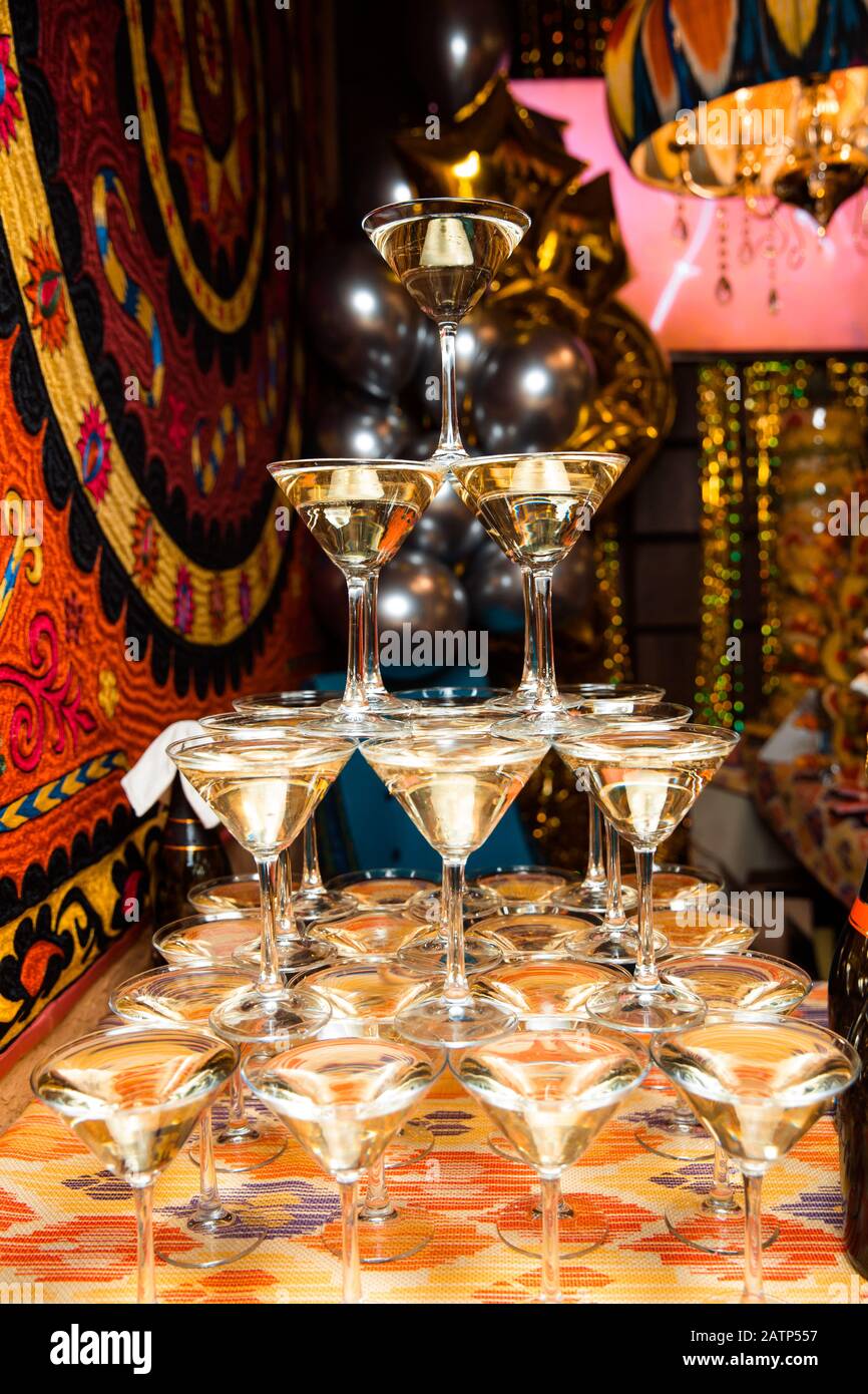 Una torre di bicchieri da champagne . Una cascata di champagne mostra  piramide di bicchieri Foto stock - Alamy