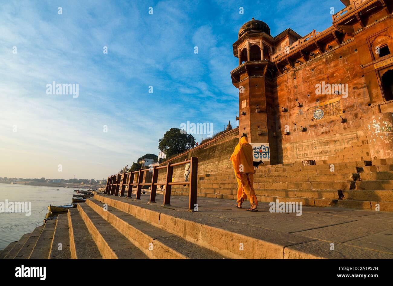 Scena di mattina presto al vecchio ghat di balneazione a Varanasi, Uttar Pradesh, India. Foto Stock