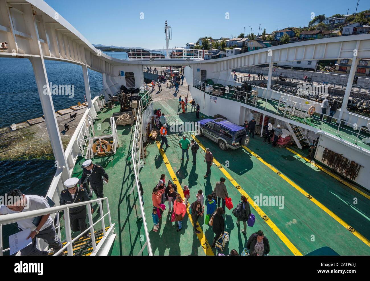 Passeggeri, auto al traghetto Naviera Austral Quelat, ormeggiato a Puerto Aguirre, Isla Las Huichas, arcipelago Islas Huichas, regione Aysen, Patagonia Cile Foto Stock