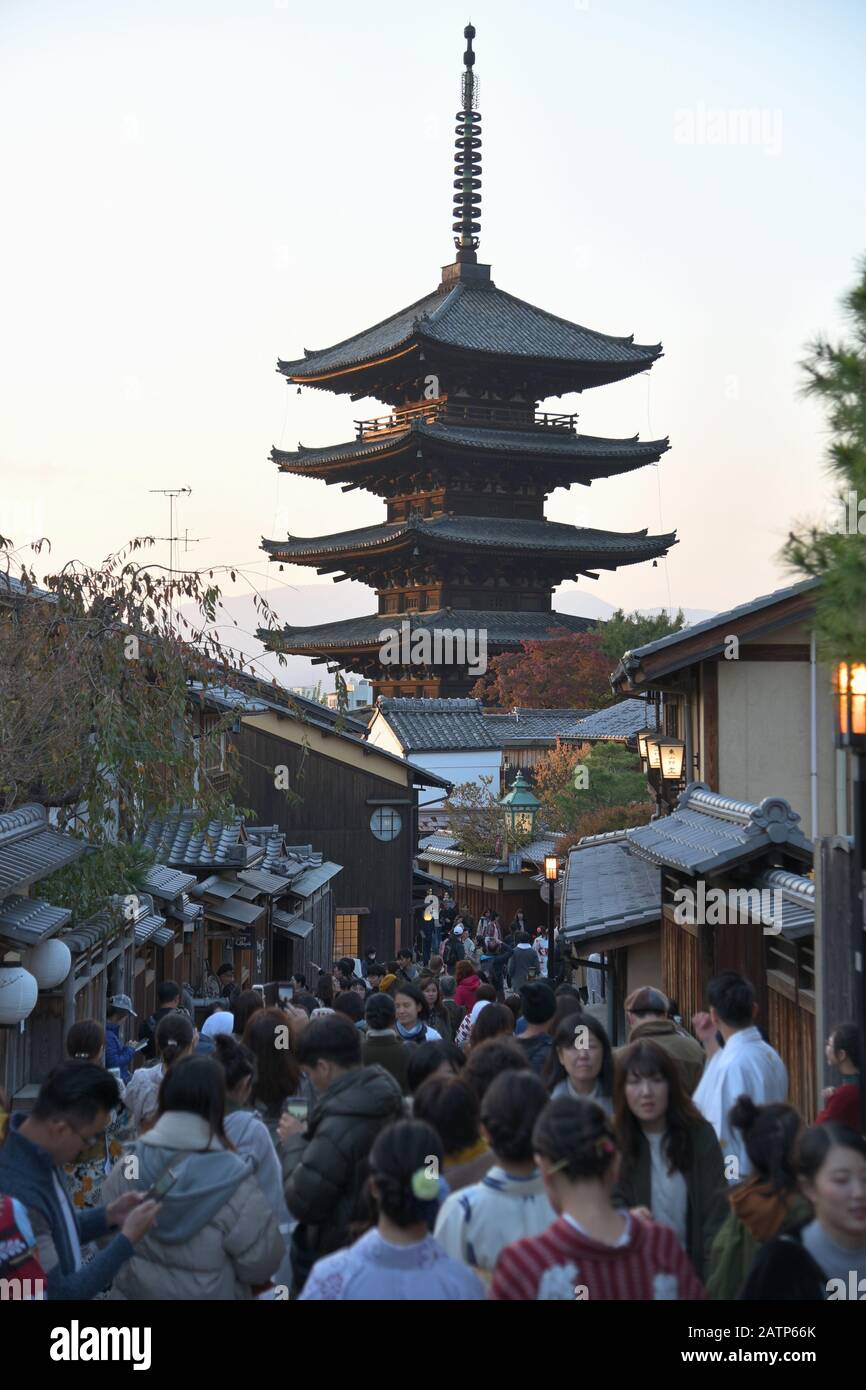 Vista sulla strada nel quartiere di Gion Foto Stock