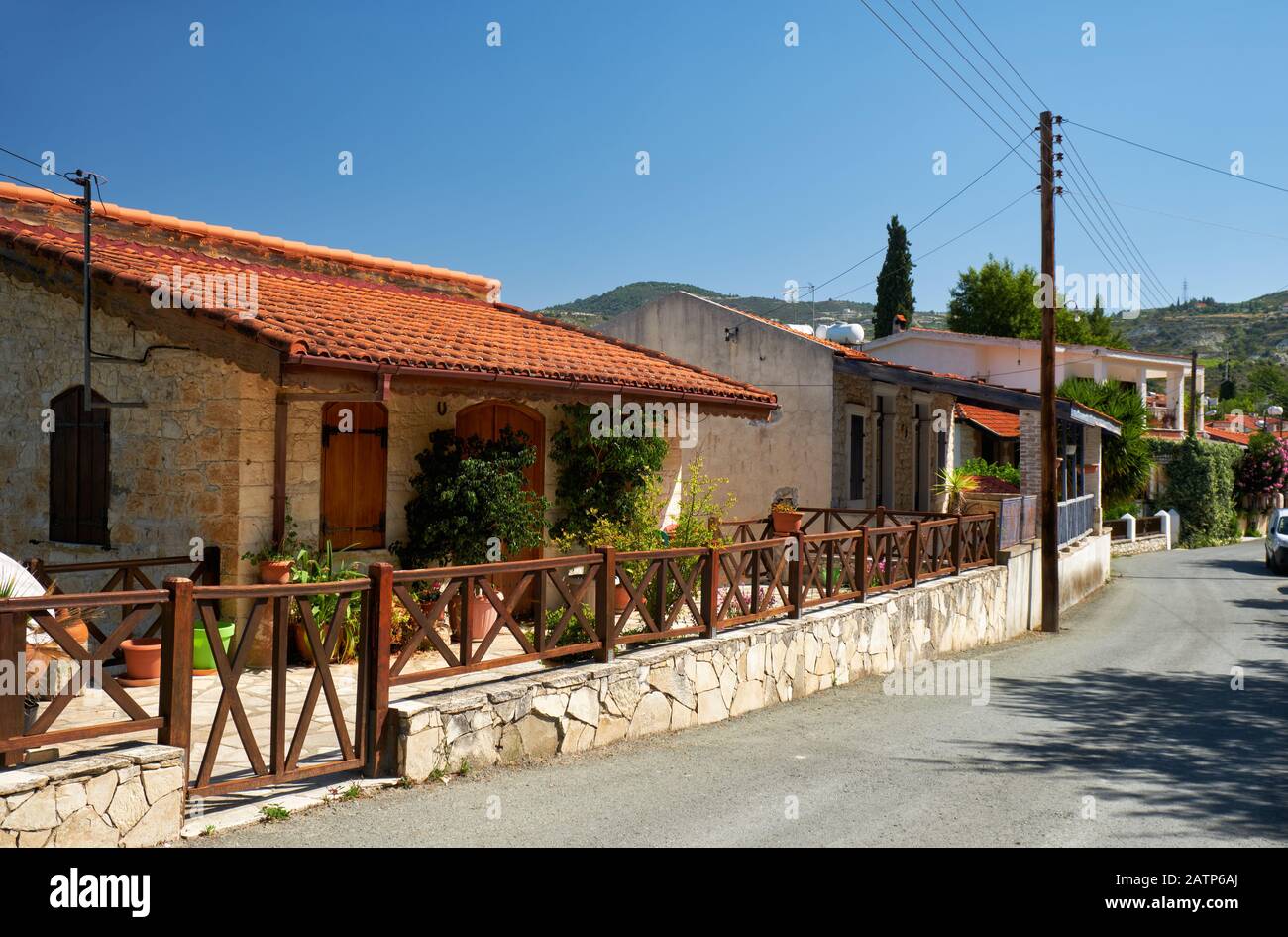 La strada tranquilla di Laneia - un villaggio ai piedi del Monte Troodos. Cipro . Monte Troodos. Limassol. Cipro Foto Stock