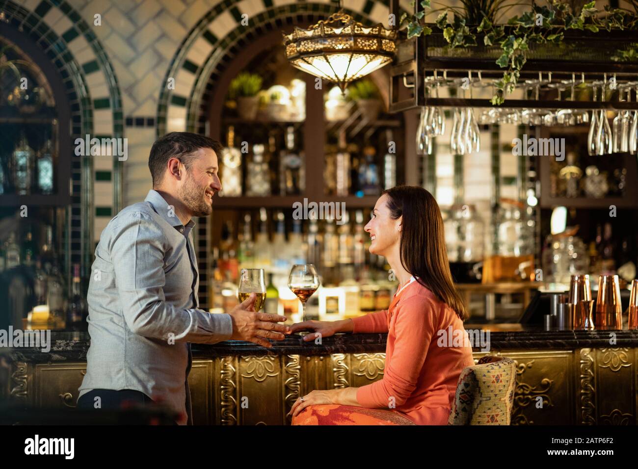 Una coppia con un drink in un bar. Foto Stock