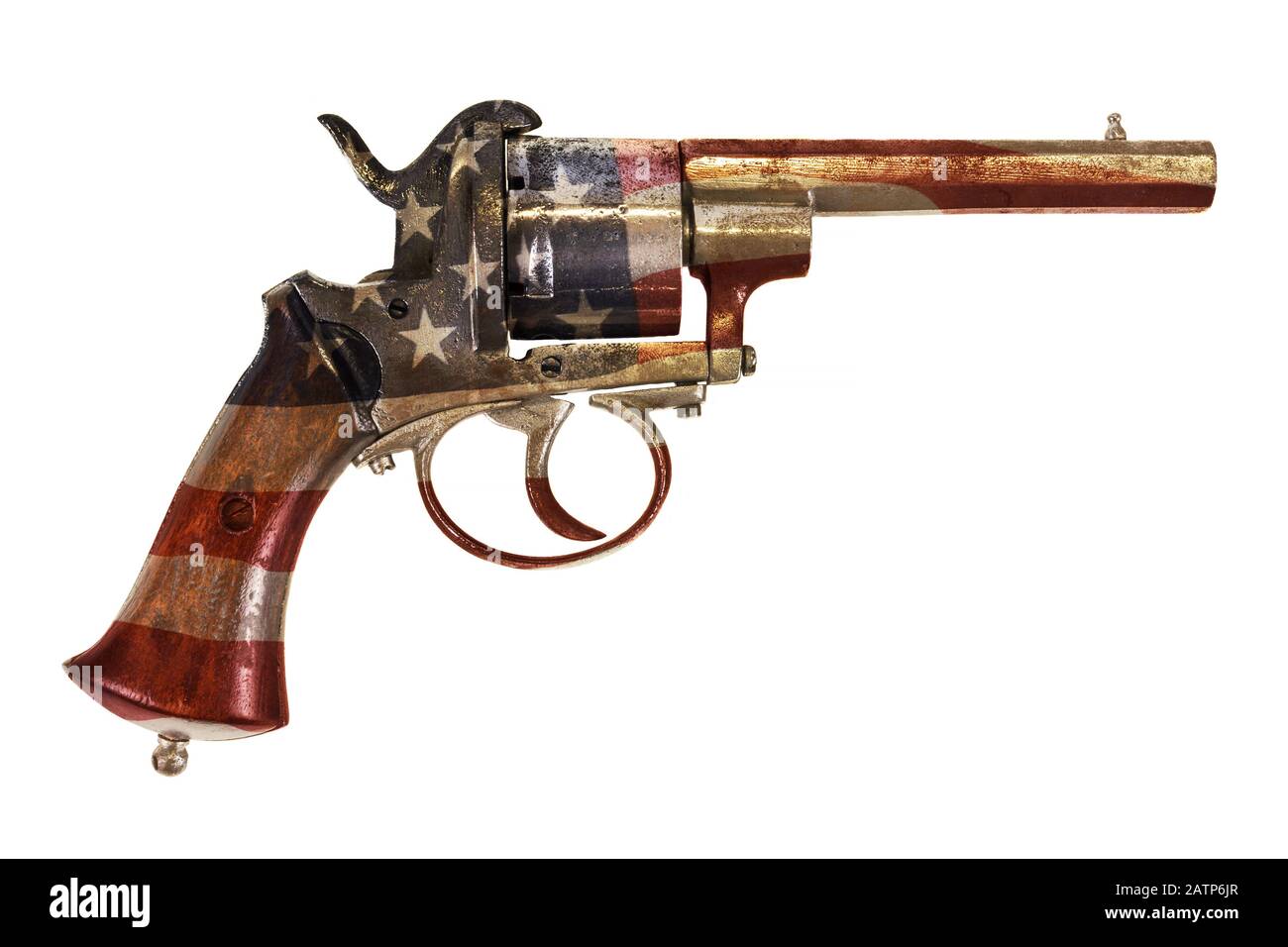 Antico revolver con bandiera americana isolata su sfondo bianco Foto Stock