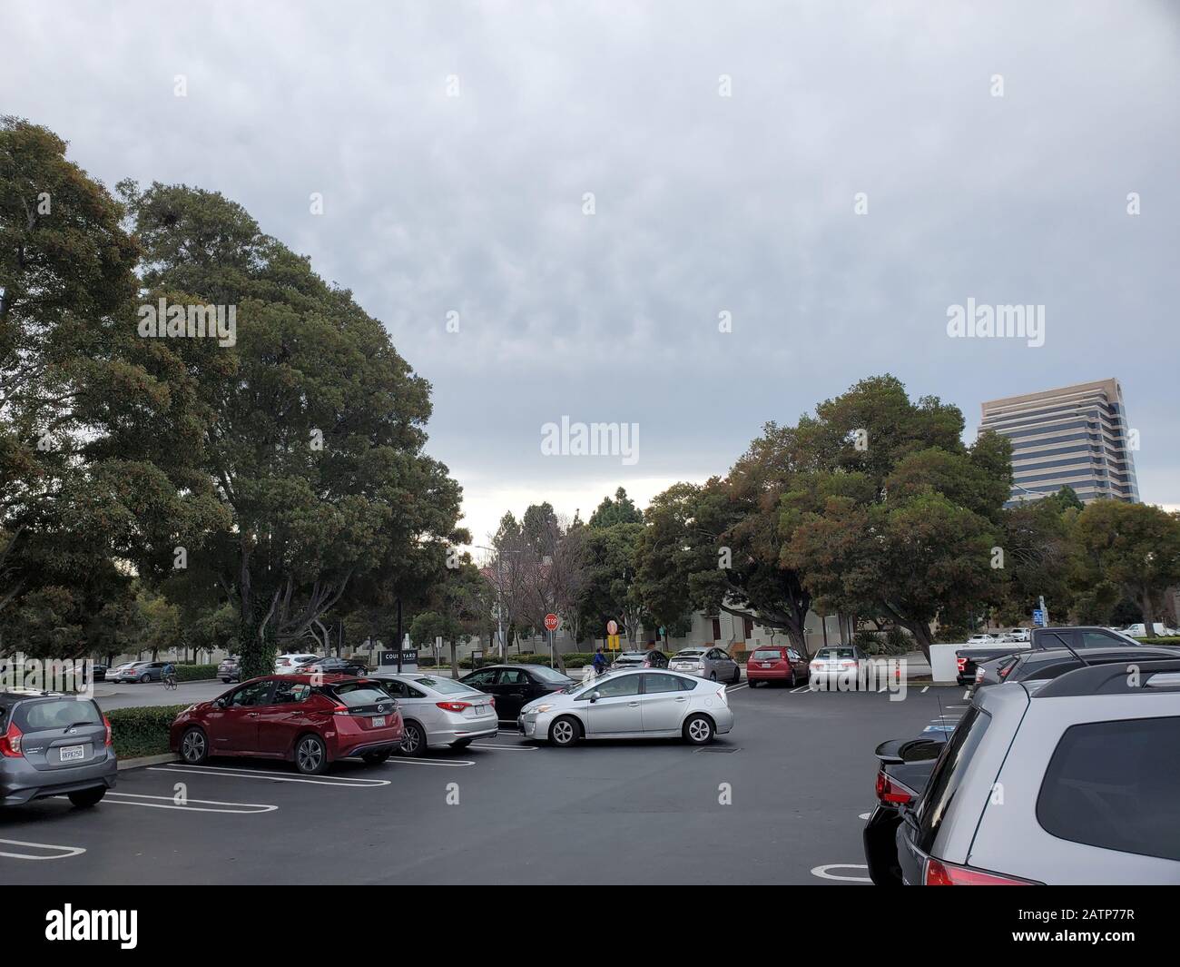 Le auto sono visibili in un parcheggio nella Silicon Valley, con la sede di Visa Inc visibile sullo sfondo, Foster City, California, 19 gennaio 2020. () Foto Stock