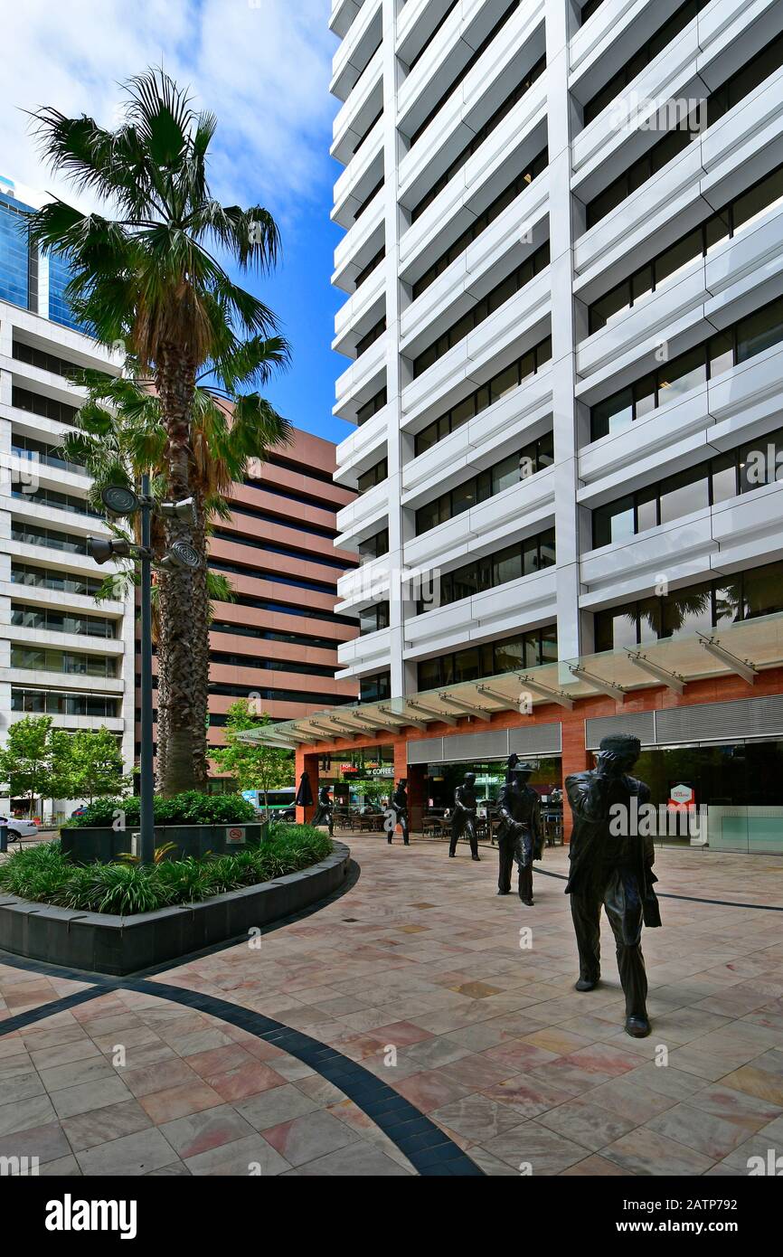 Perth, WA, Australia - 28 novembre 2017: Sculture in bronzo di persone in diversi decenni chiamate Passi In Tempo dagli artisti Joan Walsh-Smith & Cha Foto Stock