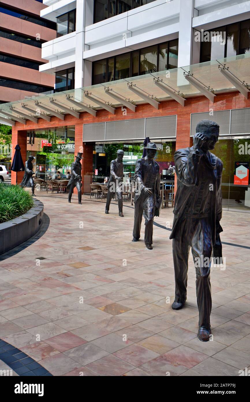 Perth, WA, Australia - 28 novembre 2017: Sculture in bronzo di persone in diversi decenni chiamate Passi In Tempo dagli artisti Joan Walsh-Smith & Cha Foto Stock