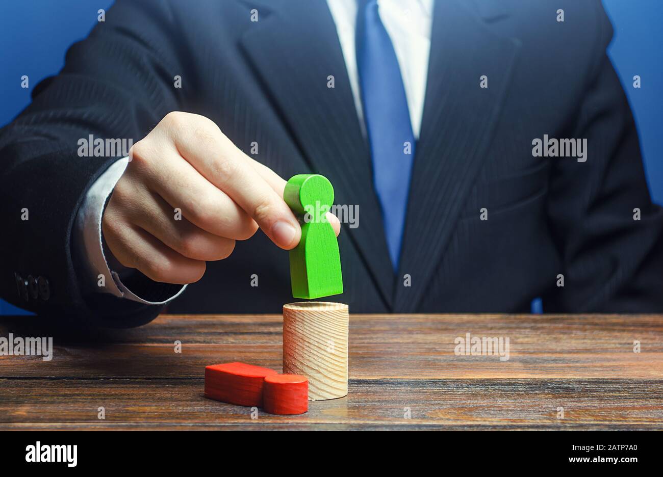 L'uomo d'affari sostituisce un dipendente leader in posizione. Cambiamento di potenza, acquisizione controllo business. Migliorare le prestazioni aziendali. Aggiornamento del personale. Cambiare pol Foto Stock