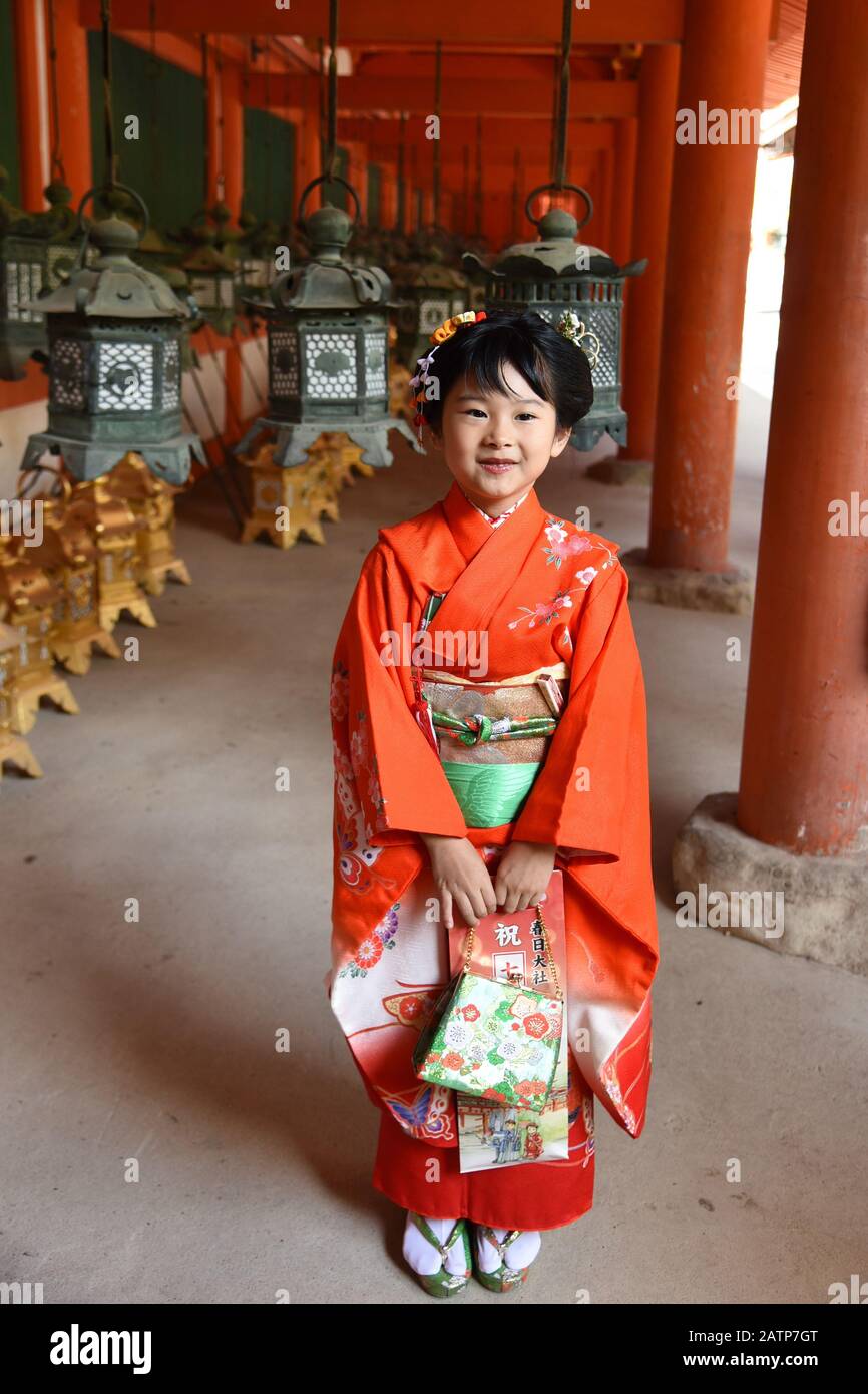 Donna giapponese visita kasuga Grand Shrine Foto Stock