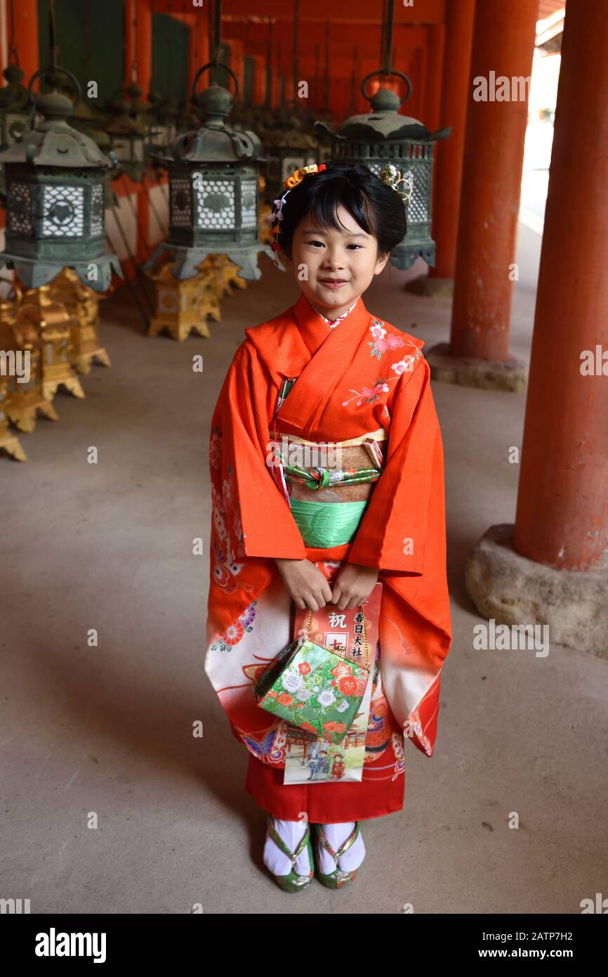 Donna giapponese visita kasuga Grand Shrine Foto Stock