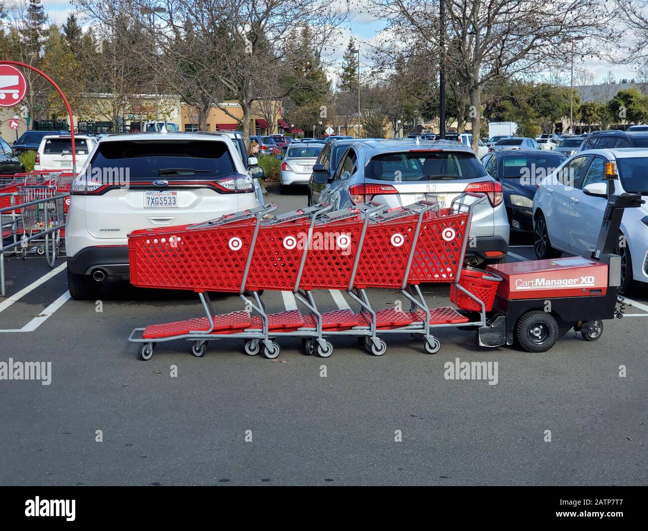 Linea di carrelli rossi Target con logo visibili nel parcheggio di San Ramon, California, 22 gennaio 2020. () Foto Stock