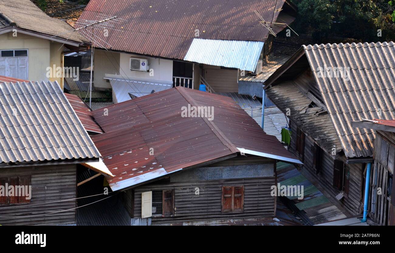 Tetti in ferro ondulato su case modeste nel centro di Bangkok, Thailandia, Sud Est Asiatico, Asia. Foto Stock