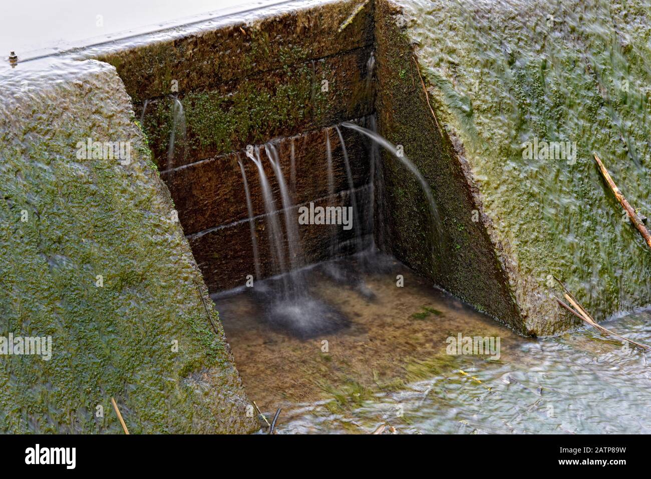 Piccola porta chiusa, Mapperley Reservoir, Ilkeston, derbyshire, Inghilterra, Regno Unito Foto Stock