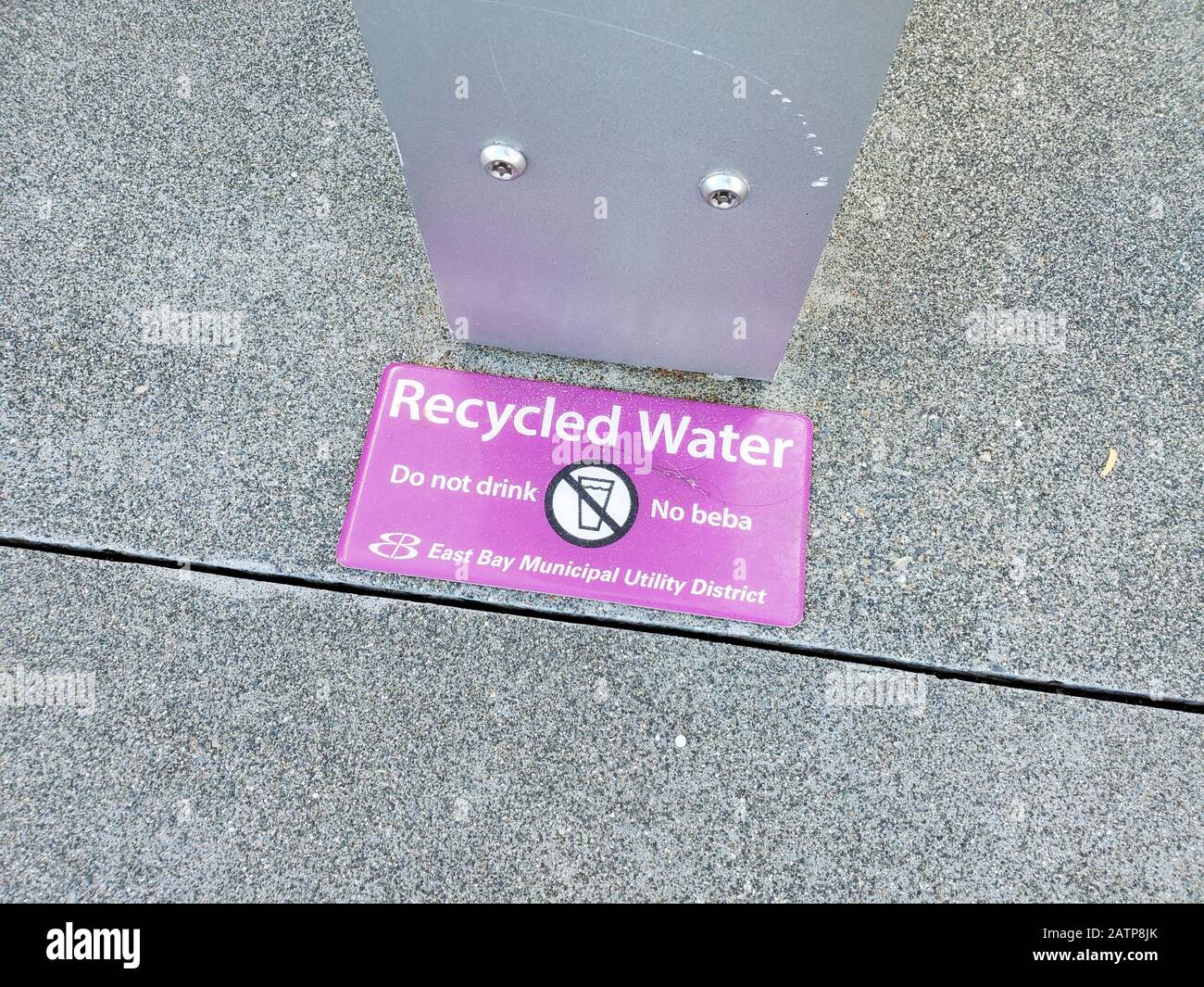 Primo piano del cartello a terra nel centro commerciale, indicando che il paesaggio è annaffiato utilizzando acqua riciclata, San Ramon, California, 24 gennaio 2020. () Foto Stock