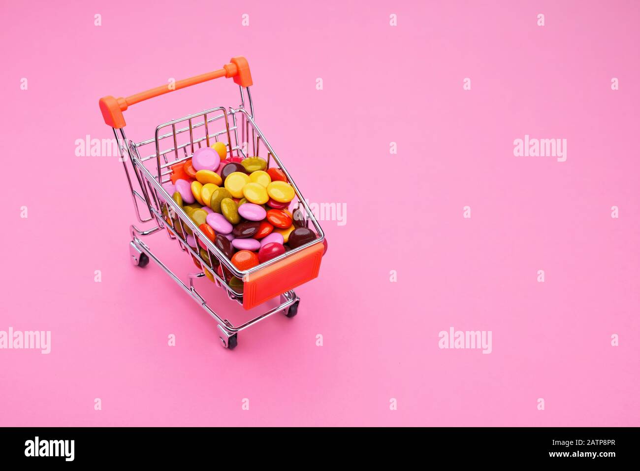 Carrello pieno di colorate pillole di cioccolato rivestite di zucchero Foto Stock