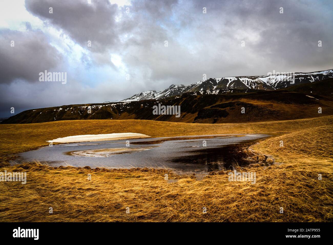 Autunno inverno paesaggio in Islanda con lago e montagne Foto Stock