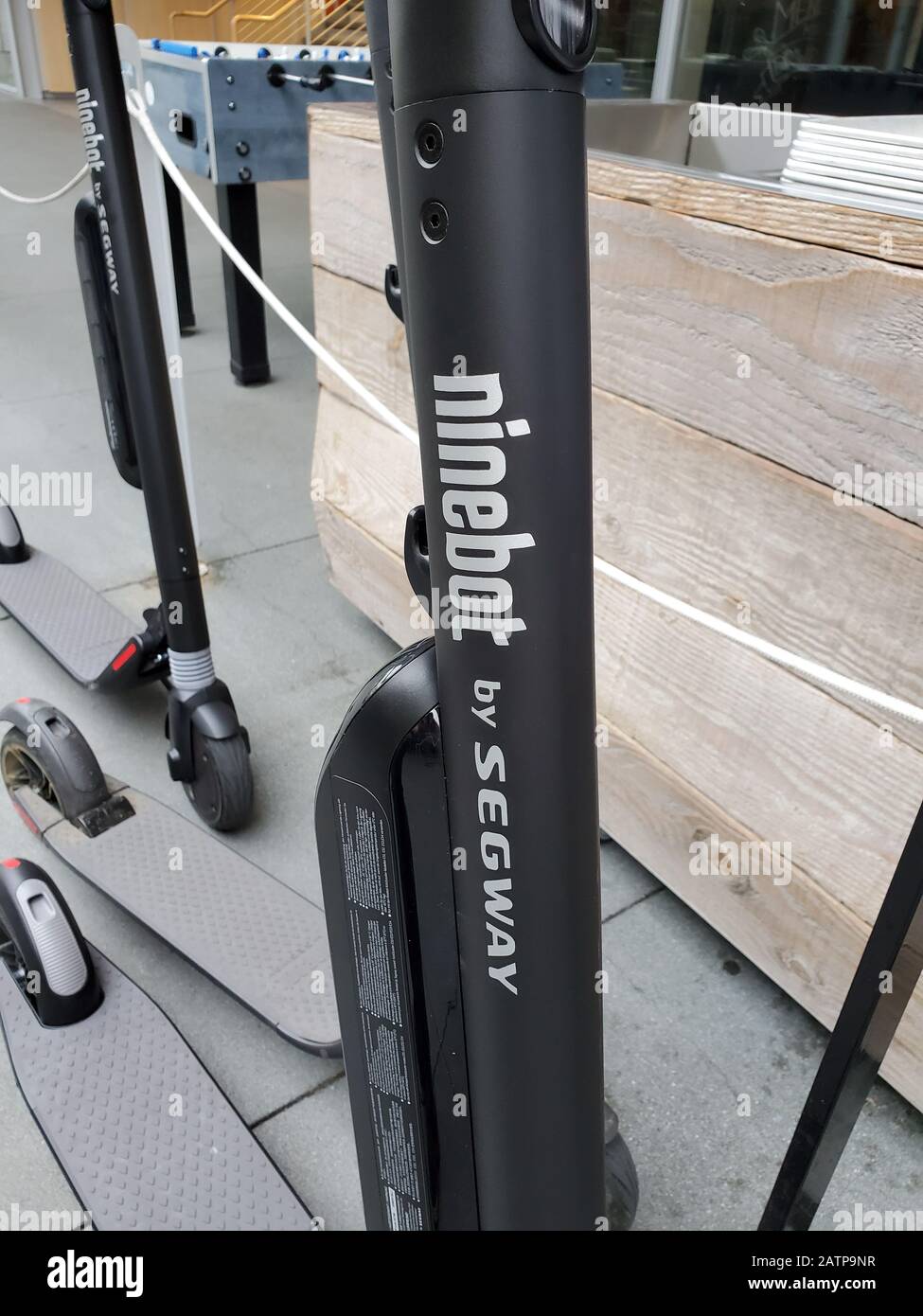 Primo piano del logo sullo scooter Ninebot per microtocità di Segway, San Ramon, California, 27 gennaio 2020. () Foto Stock
