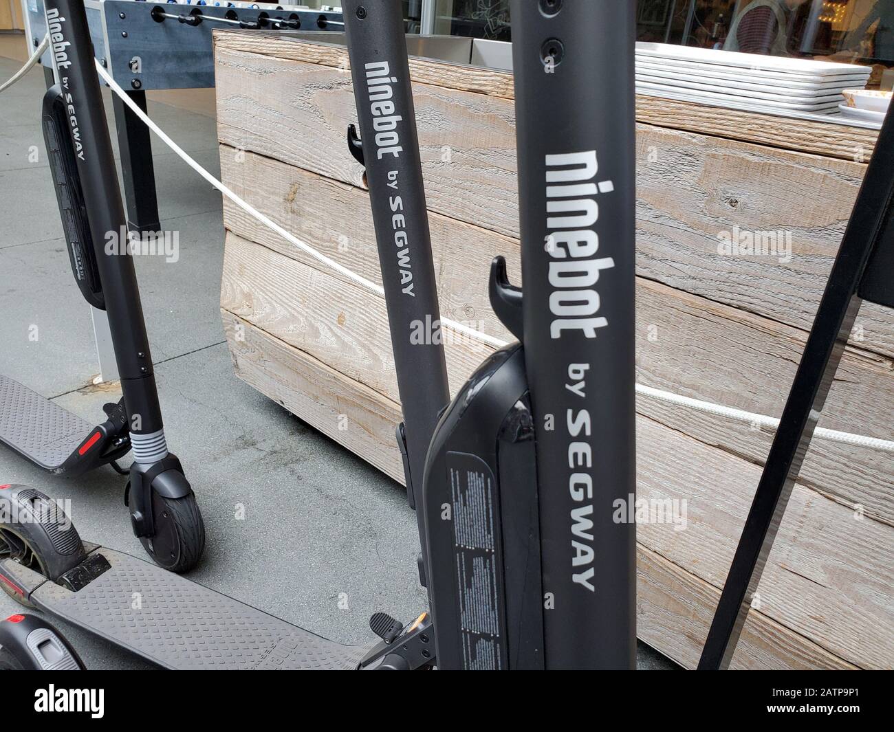 Primo piano del logo sullo scooter Ninebot per microtocità di Segway, San Ramon, California, 27 gennaio 2020. () Foto Stock