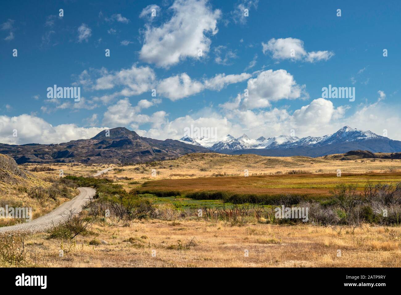 Massiccio del Cerro Tres Picos nel Parco Nazionale di Laguna San Rafael, da praterie della Valle di Chabacuco, futuro Parco Nazionale della Patagonia, vicino Cochrane, Cile Foto Stock