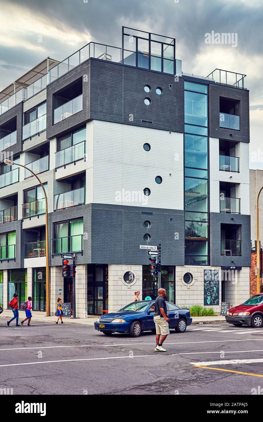 Montreal, Canada - Giugno 2018: Esterno dell'edificio Boxotel con persone e auto in hotel de ville Street a Montreal, Quebec, Canada. Foto Stock